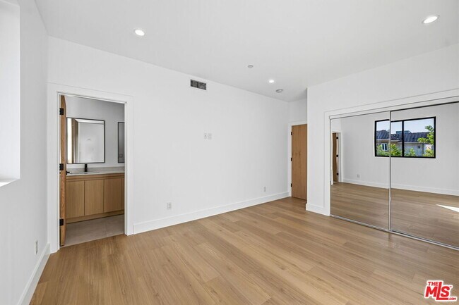 Building Photo - 13600 Burbank Blvd