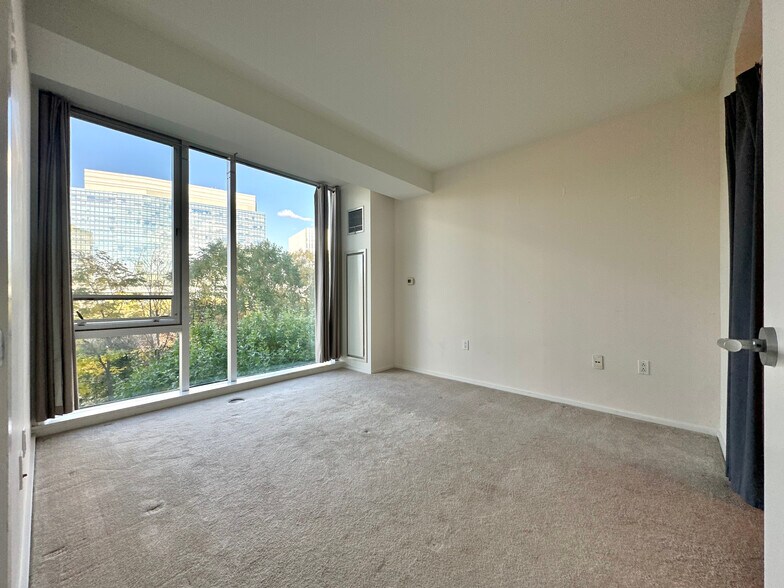 Building Photo - 2 Earhart St