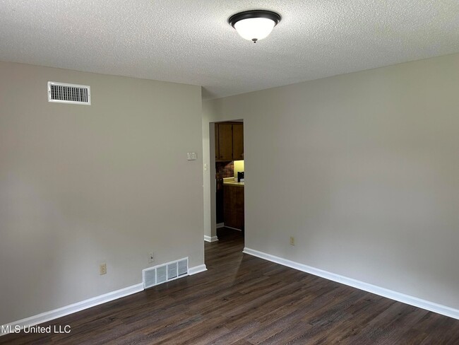 Building Photo - 8105 Elmbrook Dr