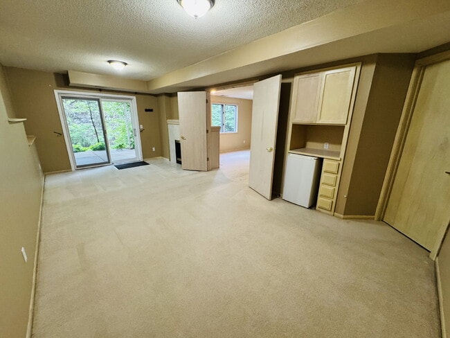 Building Photo - 9120 Trotters Ln
