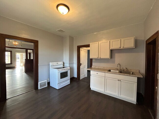 Building Photo - Updated 3-Bedroom, 1-Bathroom Home – $1,400/Month | Accepting Section 8