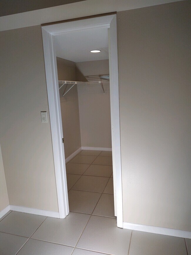 Building Photo - 2900 SW 87th Ter