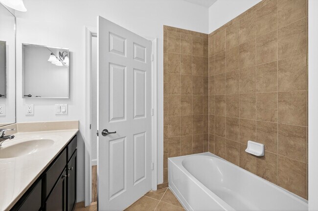 Building Photo - 10384 Wellington Parc Dr