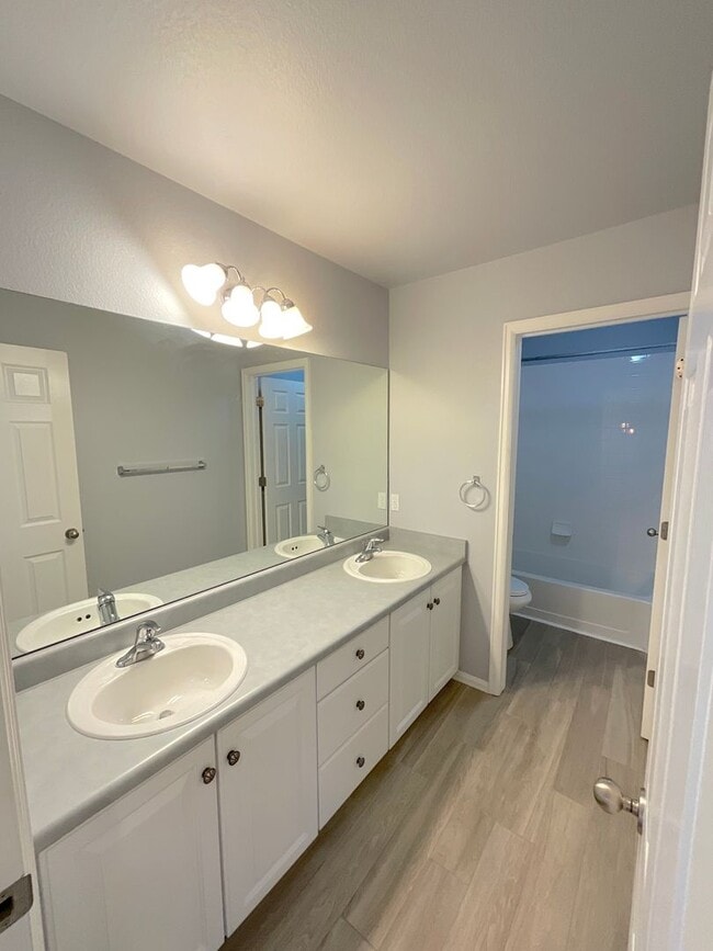 Building Photo - 6 Bedroom Home Available Near North Gate B...
