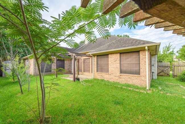 Building Photo - 1813 Oakwood Dr E