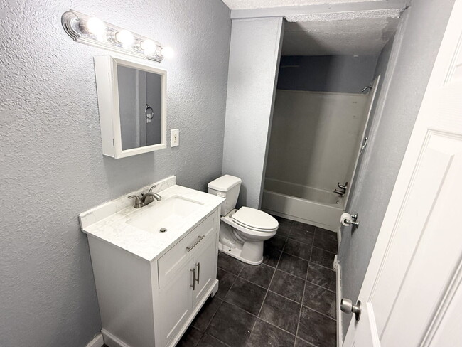 Building Photo - Beautiful 3 Bedroom , 2-Bath Home In Kansas City