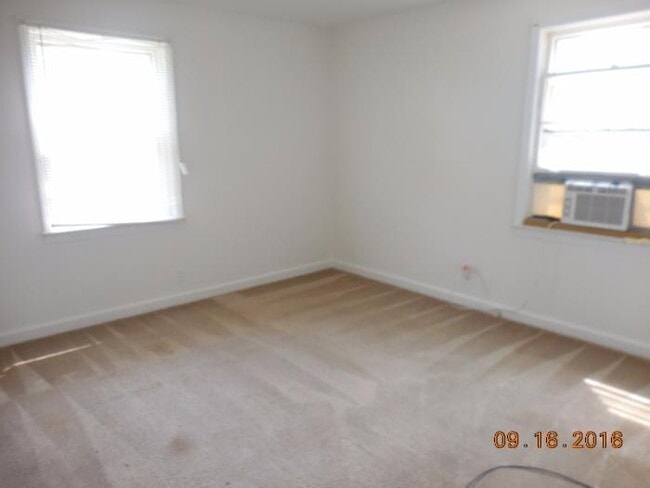 Building Photo - 3 Bedroom Home For Rent Near Lowes On Madison Street!