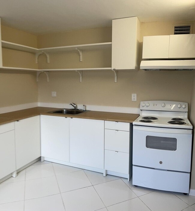 Building Photo - 146 Capri E