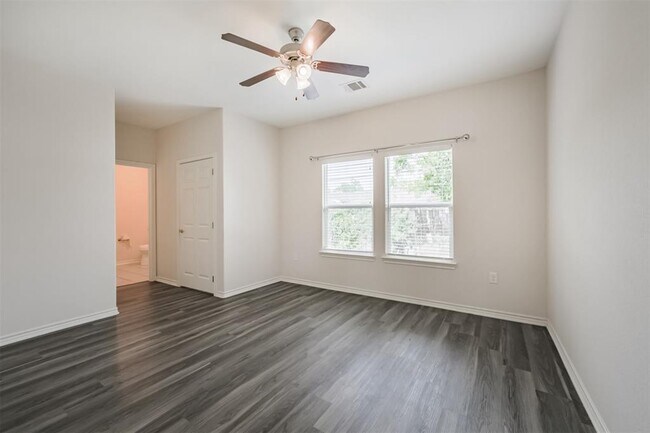 Building Photo - 10310 Chesterfield Dr