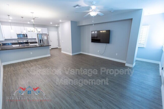 Building Photo - 2821 S Skyline Dr