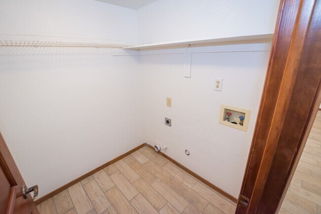 Building Photo - Large Home in Quiet Area, 3 Bedroom, 2 Bat...