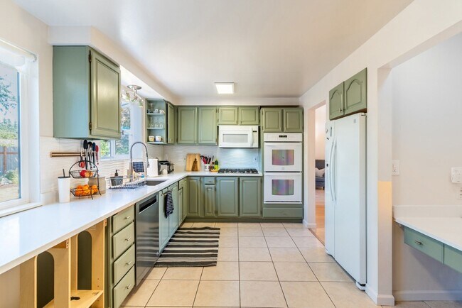 Building Photo - 4bd/1.75ba Shoreline Home