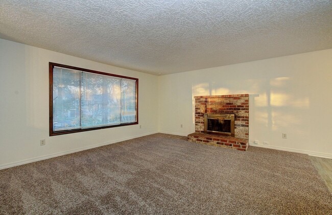 Building Photo - Coveted Cascade Park Area Split Entry Home