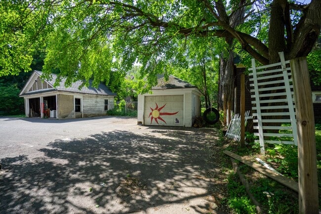 Building Photo - AVAIL 6/1/26 - Charming 5 bedroom Home wit...