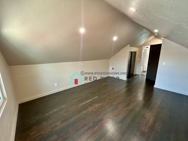 Building Photo - Spacious 5 bedroom, 3 bathroom single-family home.