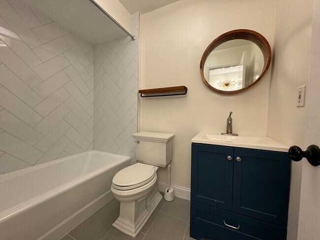 Building Photo - Luxury living in the heart of West Hollywood at the Kings Plaza!