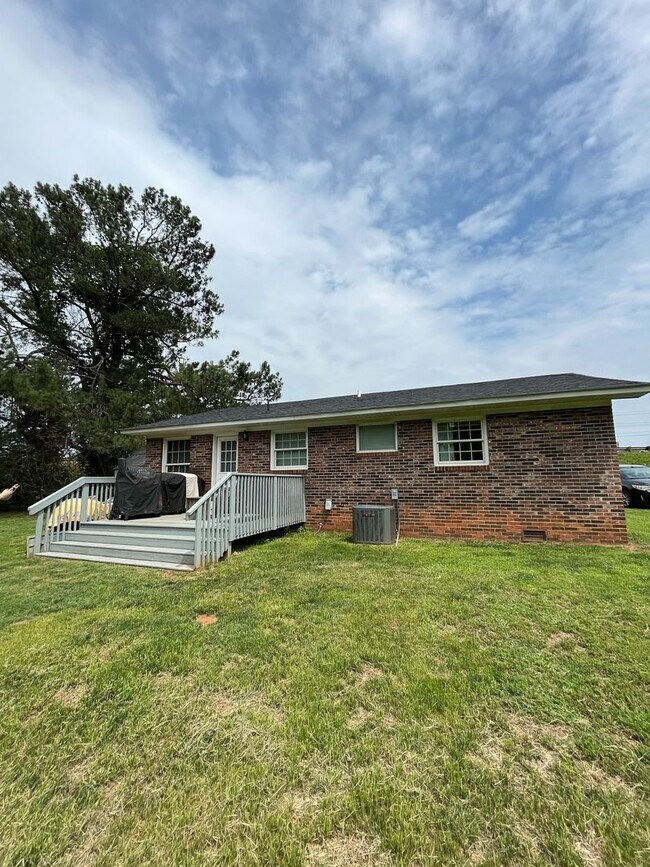 Building Photo - 3 bedroom/1 bathroom home in Central, SC