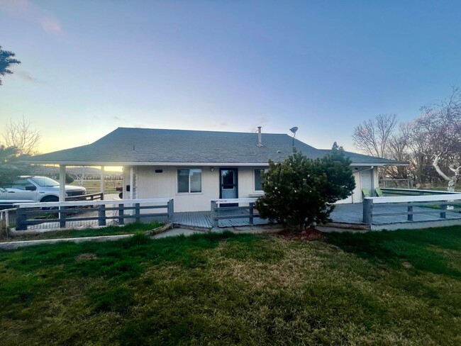 Building Photo - Charming 1-Bedroom Unit with Private Deck & Yard in Finley, WA