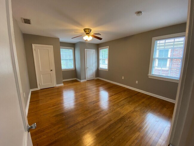 Building Photo - 1306 E Victory Dr