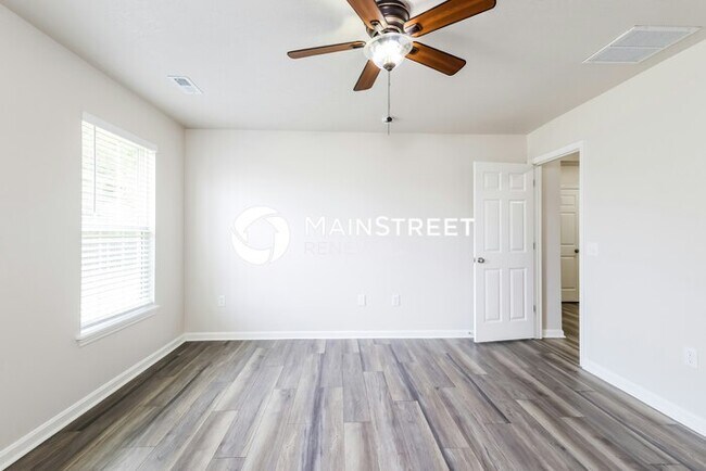 Building Photo - 3 Bedroom Pet-Friendly Home in Sellersburg, IN with Main Street Renewal
