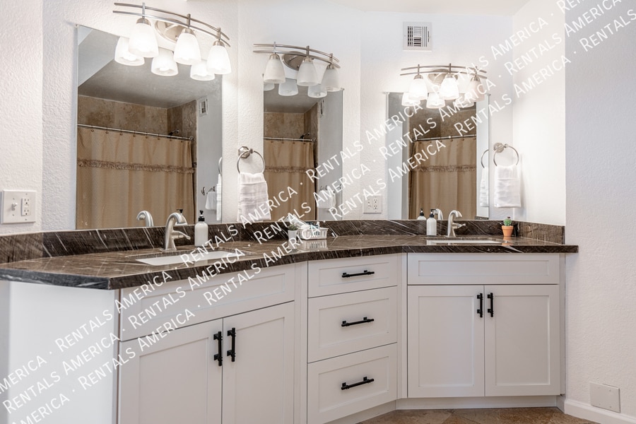 Building Photo - 10626 N 41st St