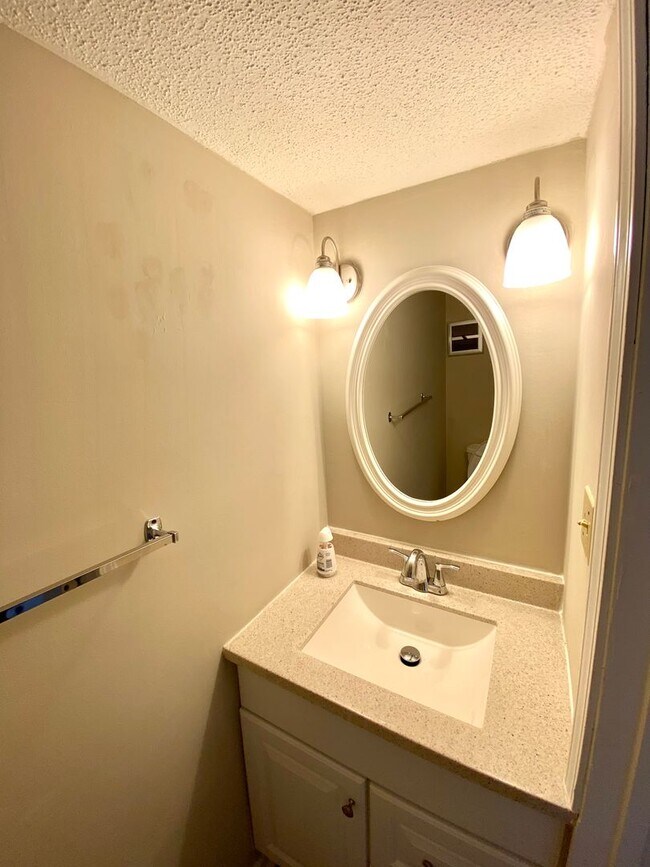 Building Photo - Charming 2-bedroom 1.5-bath home 10 minute...