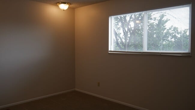Building Photo - Single Family 3 Bed, 2 Bath w/ Big Backyar...
