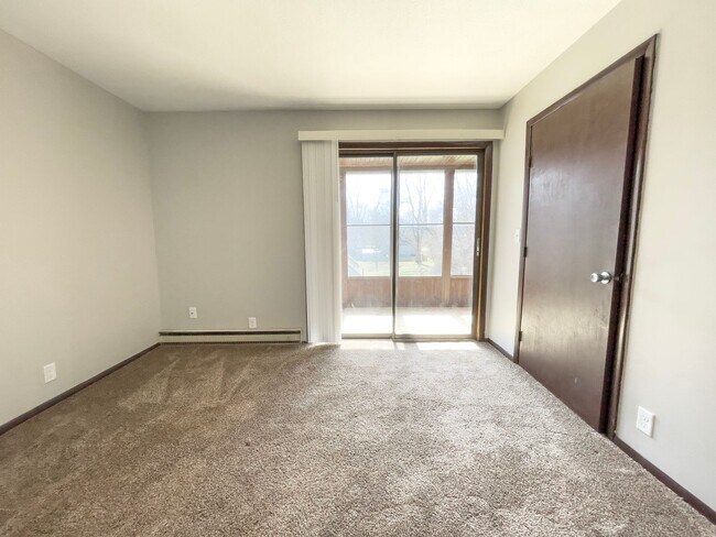 Building Photo - 2213 E Memorial Dr