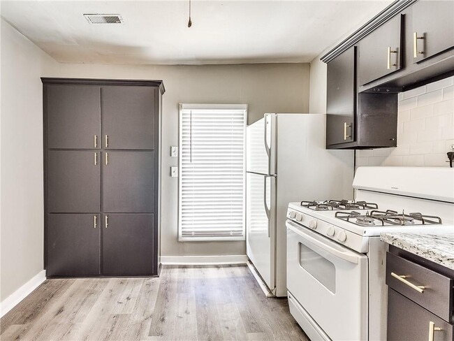 Building Photo - 1144 N McKinley Ave