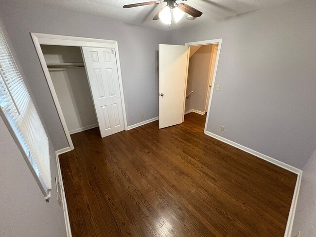 Building Photo - Huge Corner Lot in Grandview!! - 3 Bed / 2 Bath Split-Entry w/ Fenced Yard