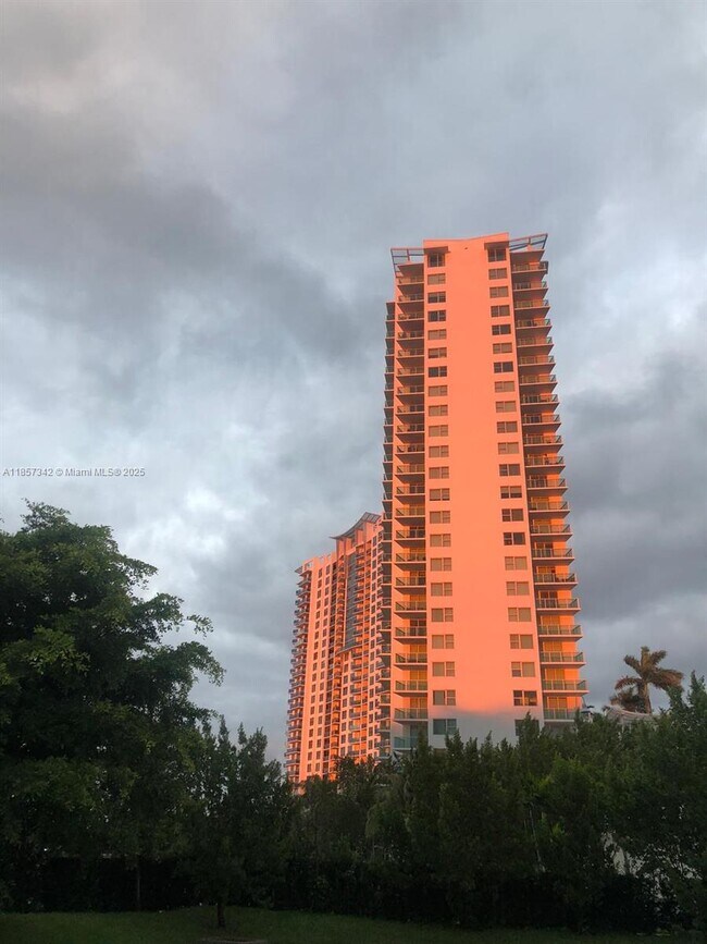 Building Photo - 2681 N Flamingo Rd