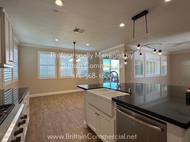 Building Photo - Stunning All Single Story 3 Bedroom, 2.5 B...