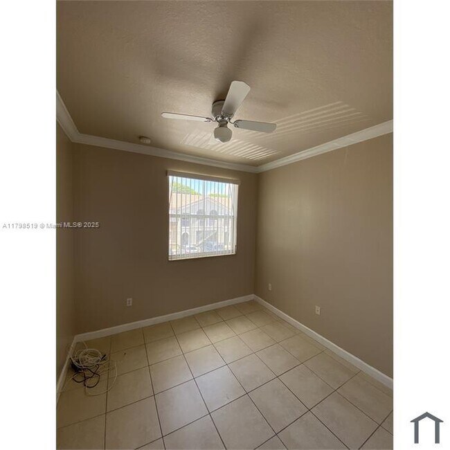 Building Photo - 1656 SE 29th Ct