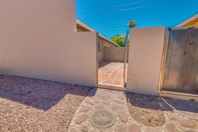 Building Photo - $0 First Month Rent! Remodeled 2 Bed Casita w/ Private Patio, W/D & Pool
