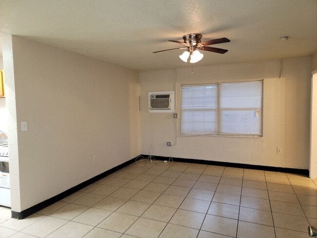 Building Photo - Studio Apartment for rent!