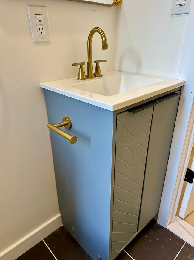 Building Photo - Fully renovated, bright, and spacious 3-bedroom, 1.5-bath home in an amazing location.