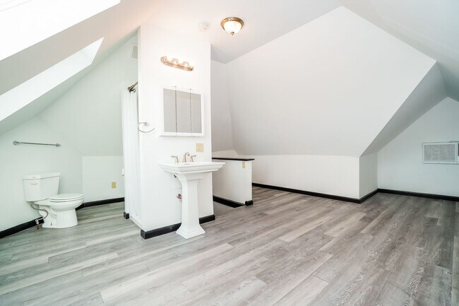 Building Photo - Newly Renovated 4 Bedroom in Central Columbus