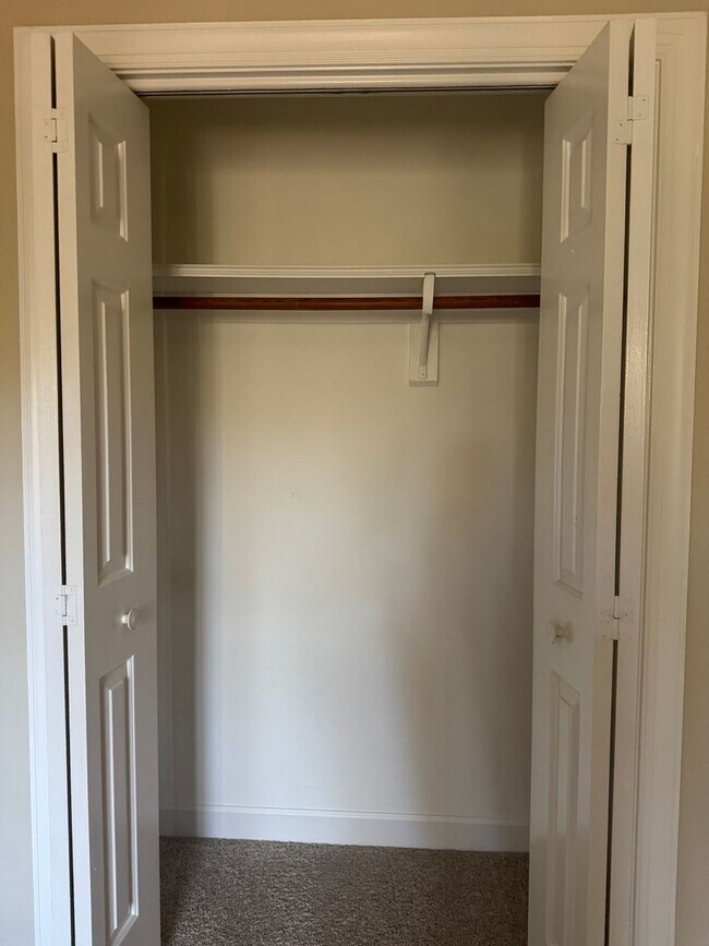 Building Photo - Spacious and inviting 3-bedroom