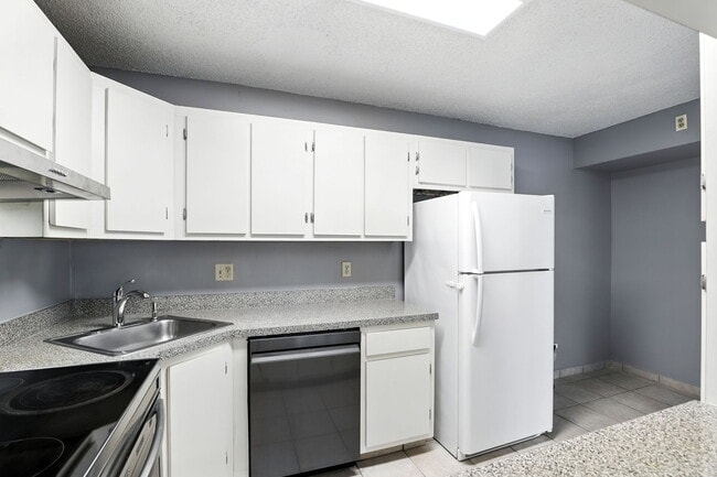 Building Photo - 8201 Sun Spring Cir