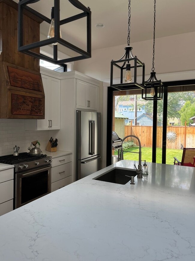Building Photo - Charming Modern Home in the Heart of Bend