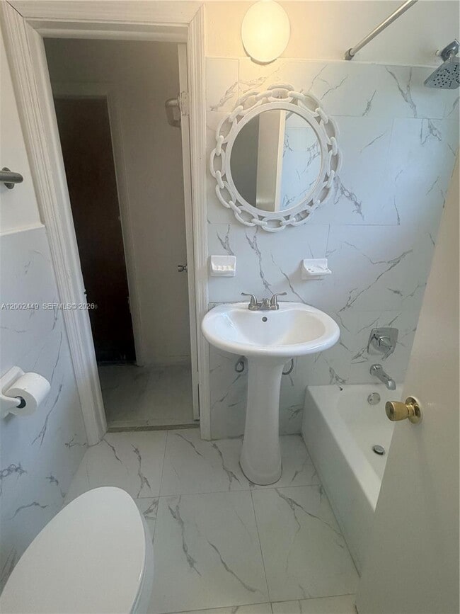 Building Photo - 1290 NE 156th St