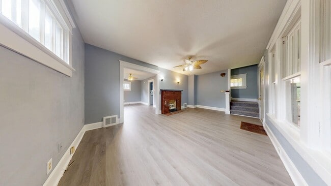 Building Photo - 252 Elmwood Dr