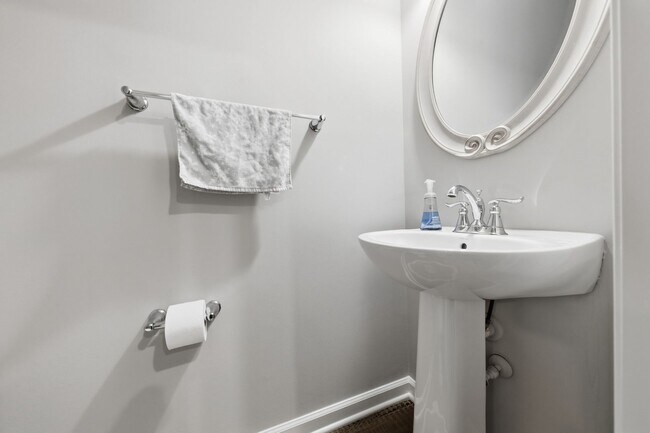 Building Photo - Stylish 3bd 3.5bath townhome for rent in the highly desirable Vermillion