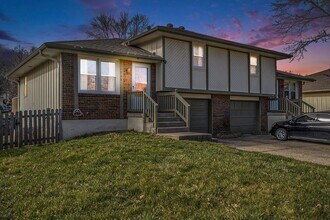 Building Photo - 3-Bed, 1.5-Bath huge duplex in Blue Springs!