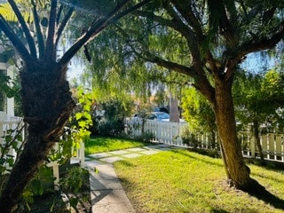 Building Photo - 612 Venezia Ave
