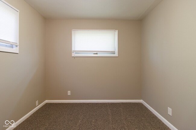 Building Photo - 432 Woodview Dr
