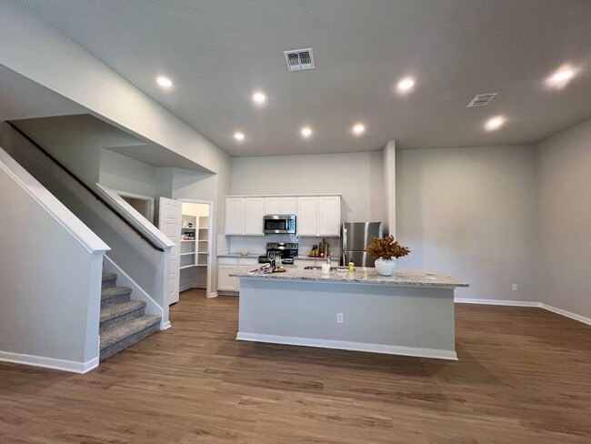 Building Photo - Want luxury living in the Far West ...Look no further...Amanda Park is it!