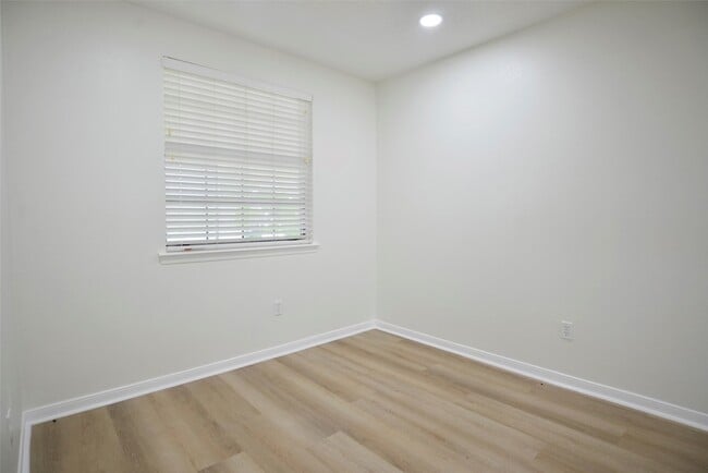 Building Photo - 536 Castlelake Dr