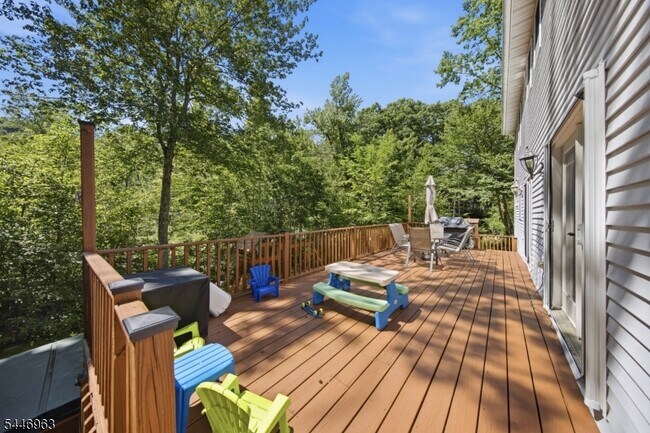 Building Photo - 2057 Lakeside Dr W