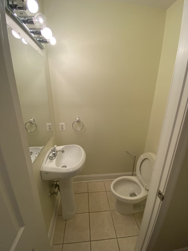 Building Photo - 1600 Light St